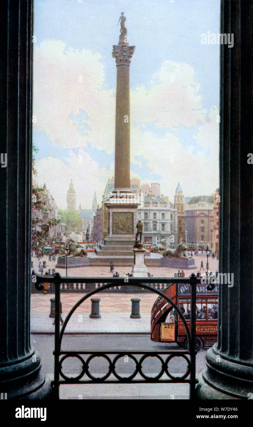 La colonne Nelson et Trafalgar Square à partir de la terrasse de la Galerie nationale, Londres, c1930s. Artiste : Spencer Arnold Banque D'Images