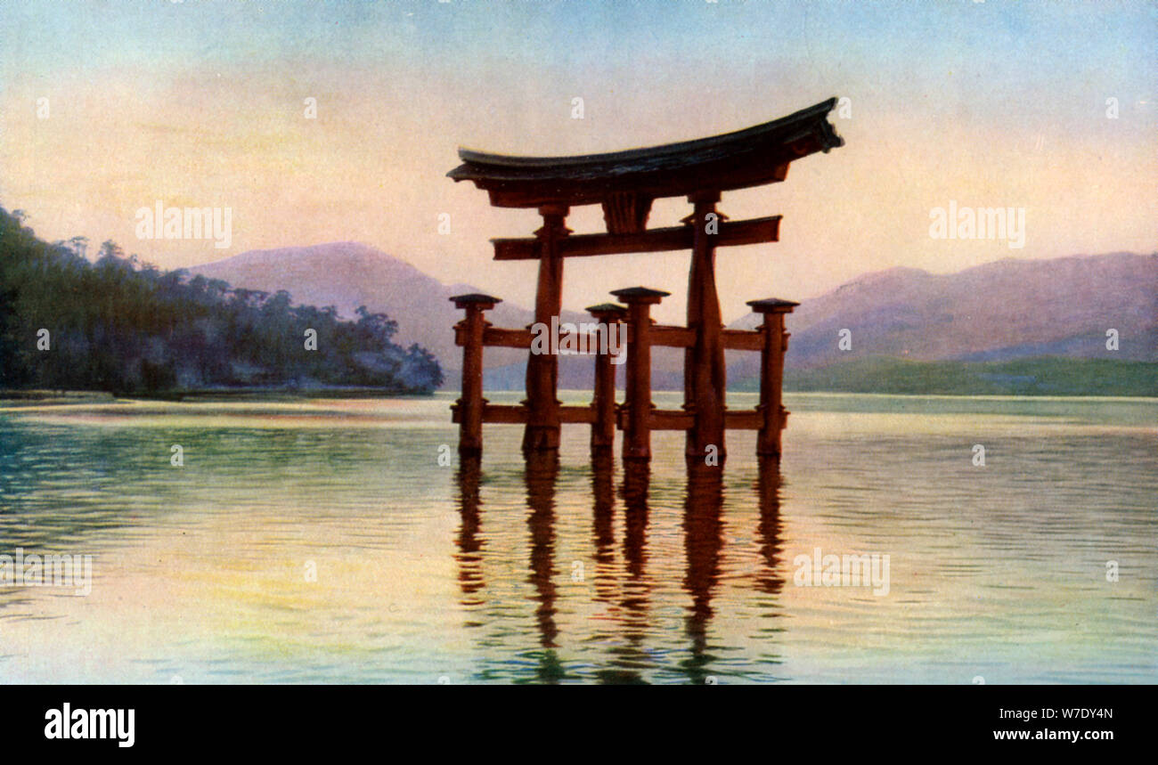Torii de temple Itsukushima dans l'île de Miyajima, Japon, c1930s. Artiste : John Bushby Banque D'Images