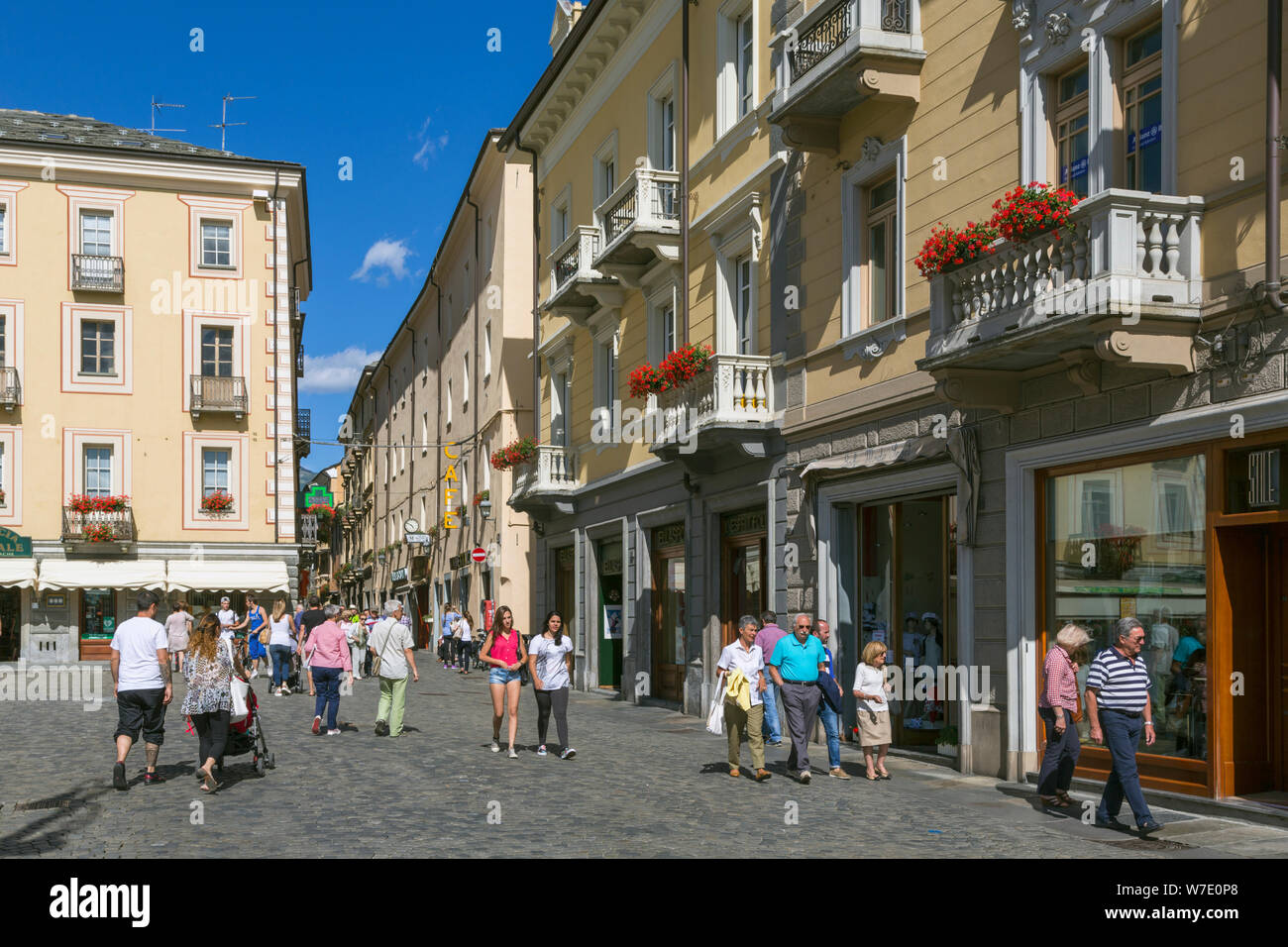 Aoste, vallée d'aoste, Italie. La vie de la rue sur la Piazza Chanoux. Banque D'Images