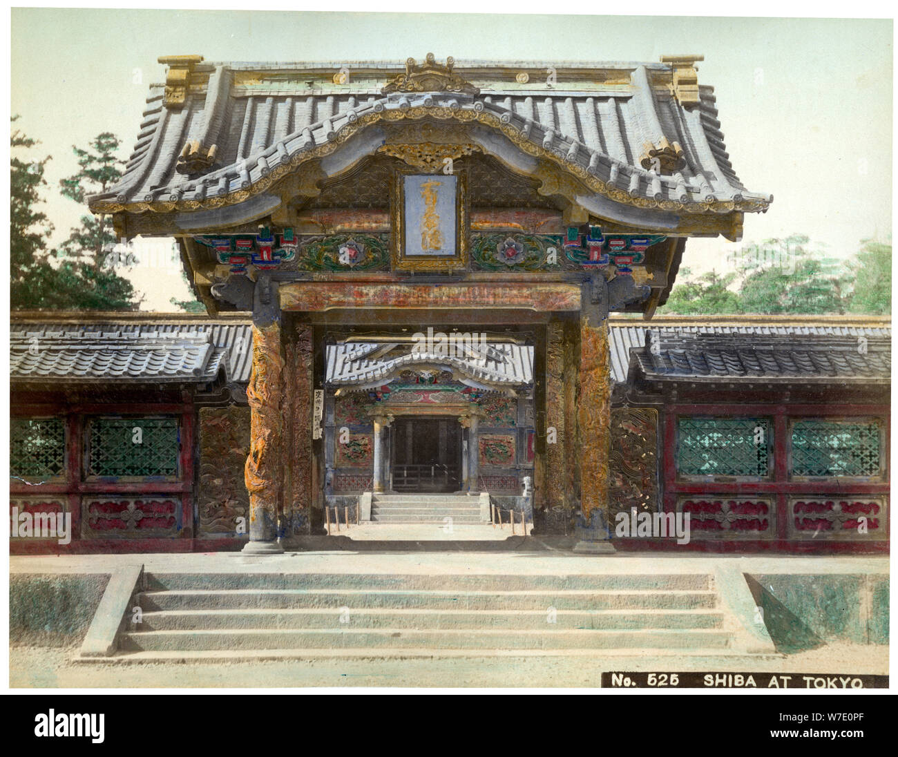 Temple gate, Shiba, Tokyo, Japon, début du xxe siècle( ?). Artiste : Inconnu Banque D'Images