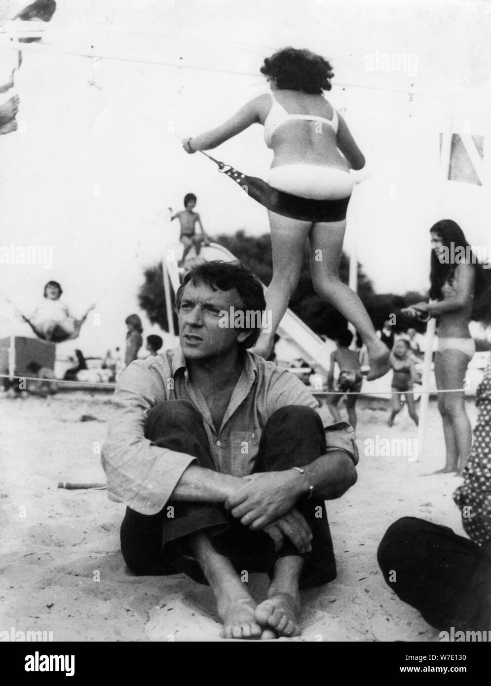 La star de cinéma et acteur français Jean-Pierre Cassel à la plage, Arcachon, France, c 70( ?). Artiste : Inconnu Banque D'Images