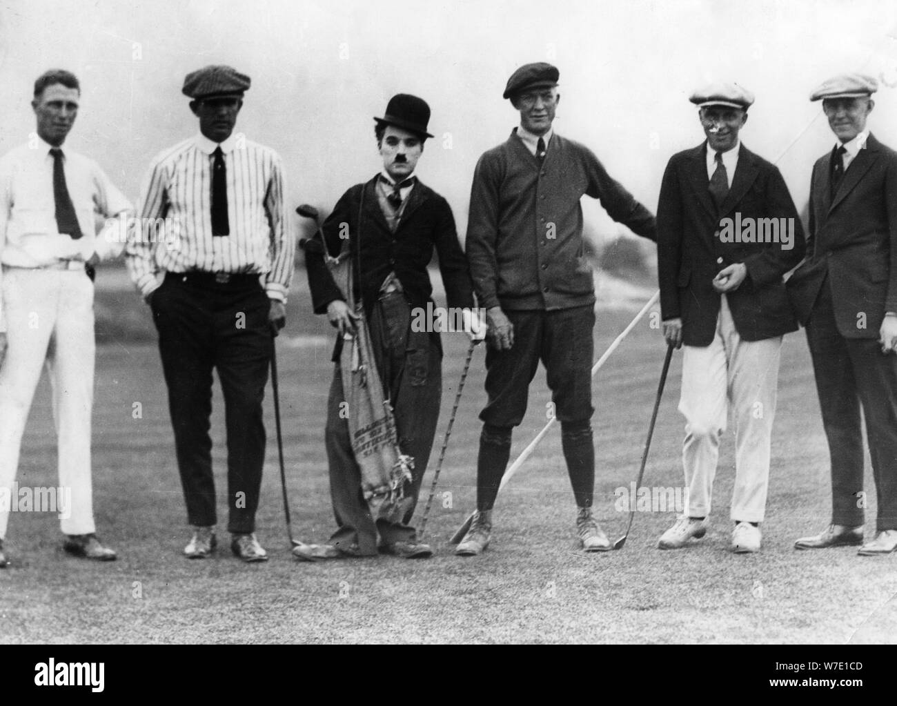 Charlie Chaplin avec cinq membres du Club de Golf de Chicago, Pasadena, USA, c1920s( ?). Artiste : Inconnu Banque D'Images