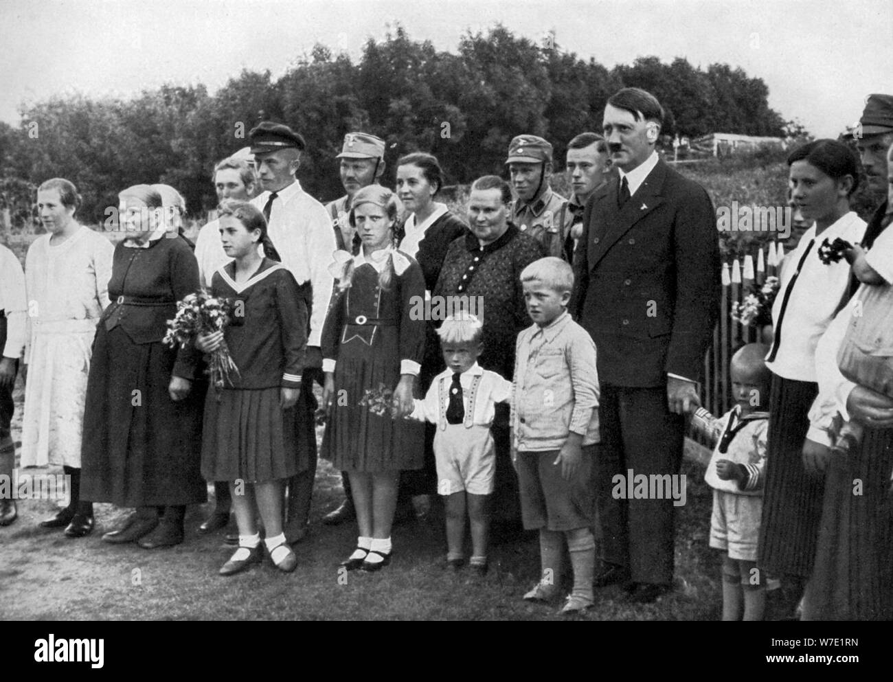 Adolf Hitler la visite d'une famille d'agriculteurs dans l'Est de la Prusse, l'Allemagne, 1936. Artiste : Inconnu Banque D'Images