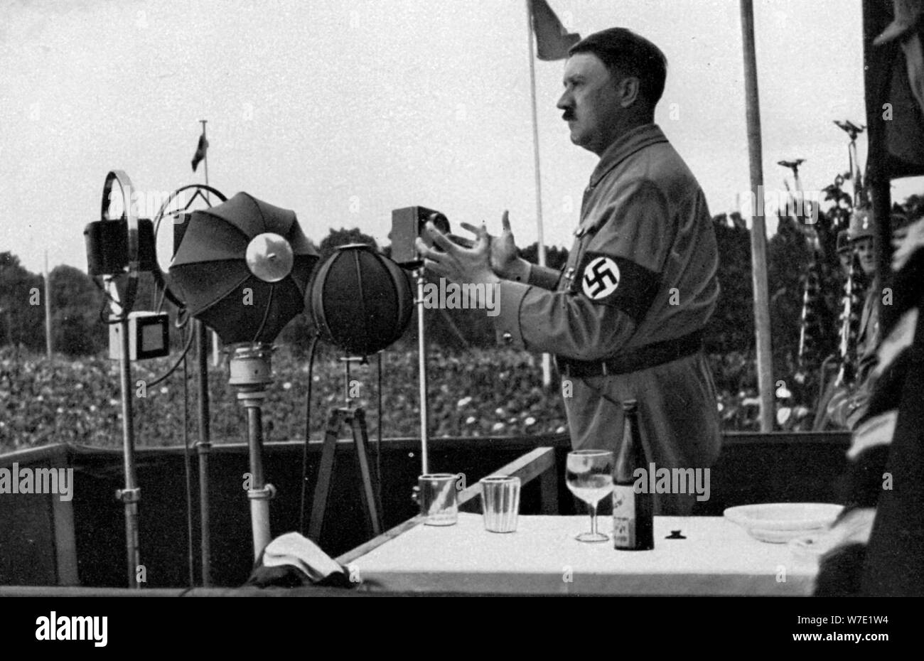 Adolf Hitler sur le peuple allemand au congrès de Nuremberg, Allemagne, 1935. Artiste : Inconnu Banque D'Images