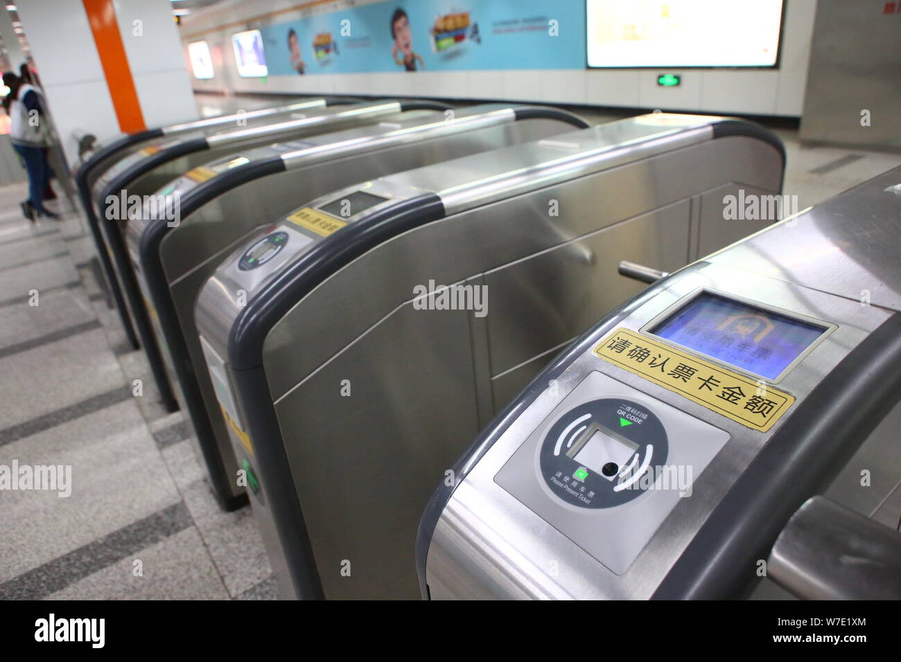Les tourniquets qui ont été équipés d'accepter l'analyse de code QR pour mobiles pour le paiement sont à une station de métro de la ligne 7 du métro de Shanghai, Banque D'Images