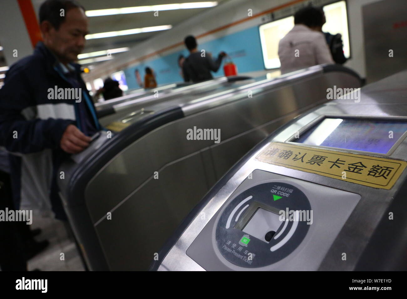 Un tourniquet qui a été converti pour accepter la numérisation QR code pour mobiles pour le paiement est photographié à une station de métro de la ligne 7 du métro de Shanghai, Banque D'Images