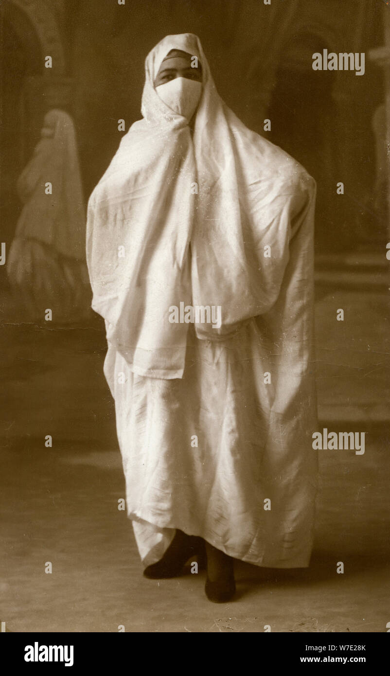 Femme voilée, Alger, Algérie, 1943. Artiste : Inconnu Banque D'Images