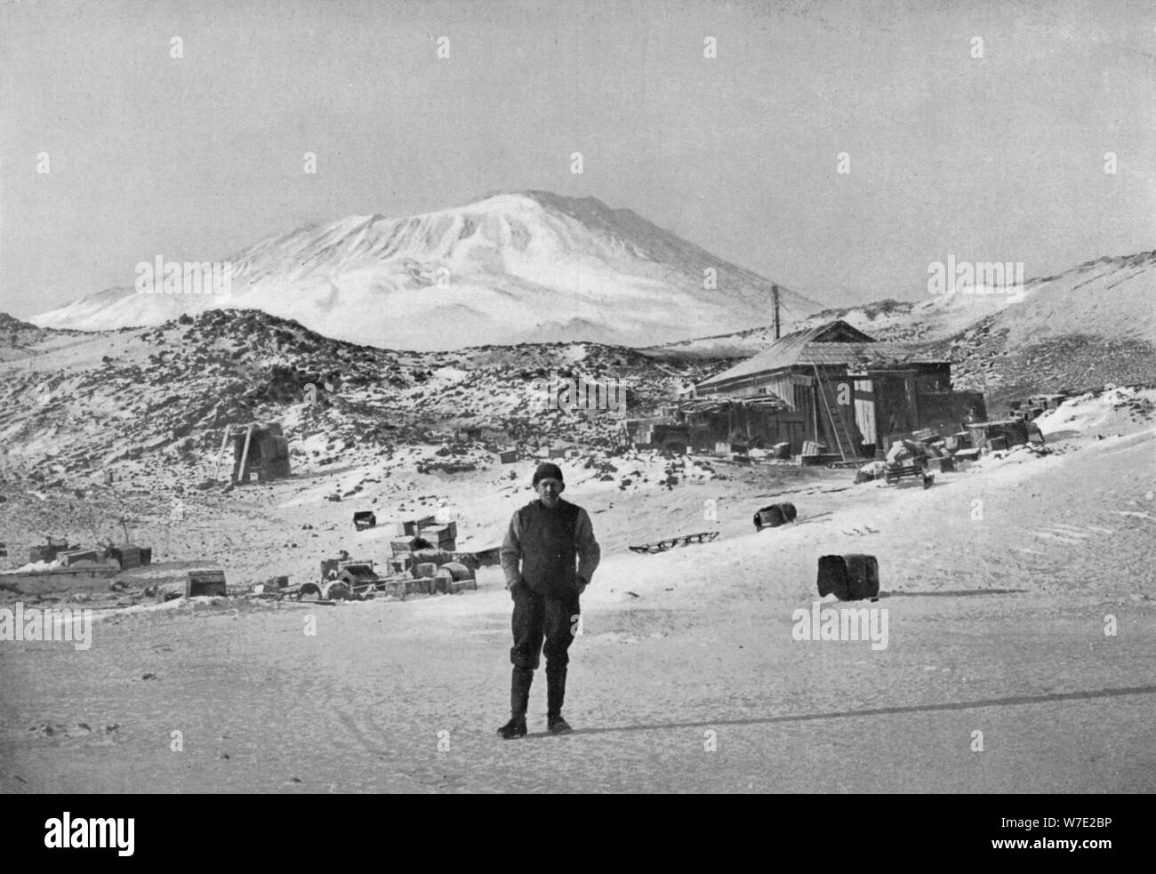 L'explorateur britannique Ernest Shackleton au cap Royds, camp de base de l'Antarctique, 1908. Artiste : Inconnu Banque D'Images