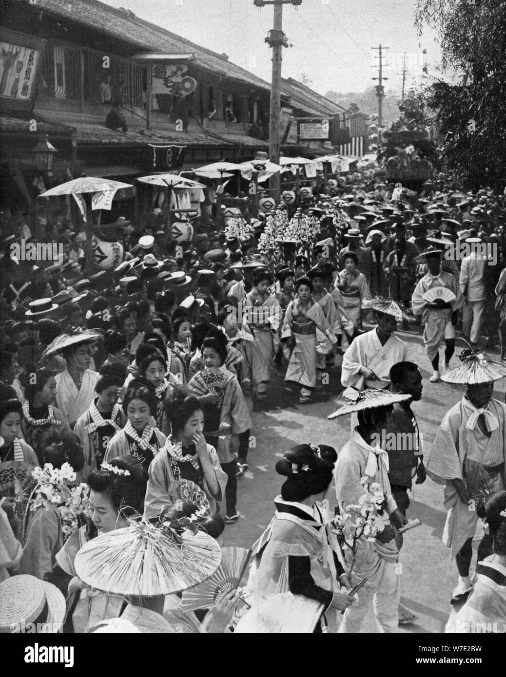 Procession de geisha, Yokohama, Japon, Jubilé 1909. Artiste : Inconnu Banque D'Images