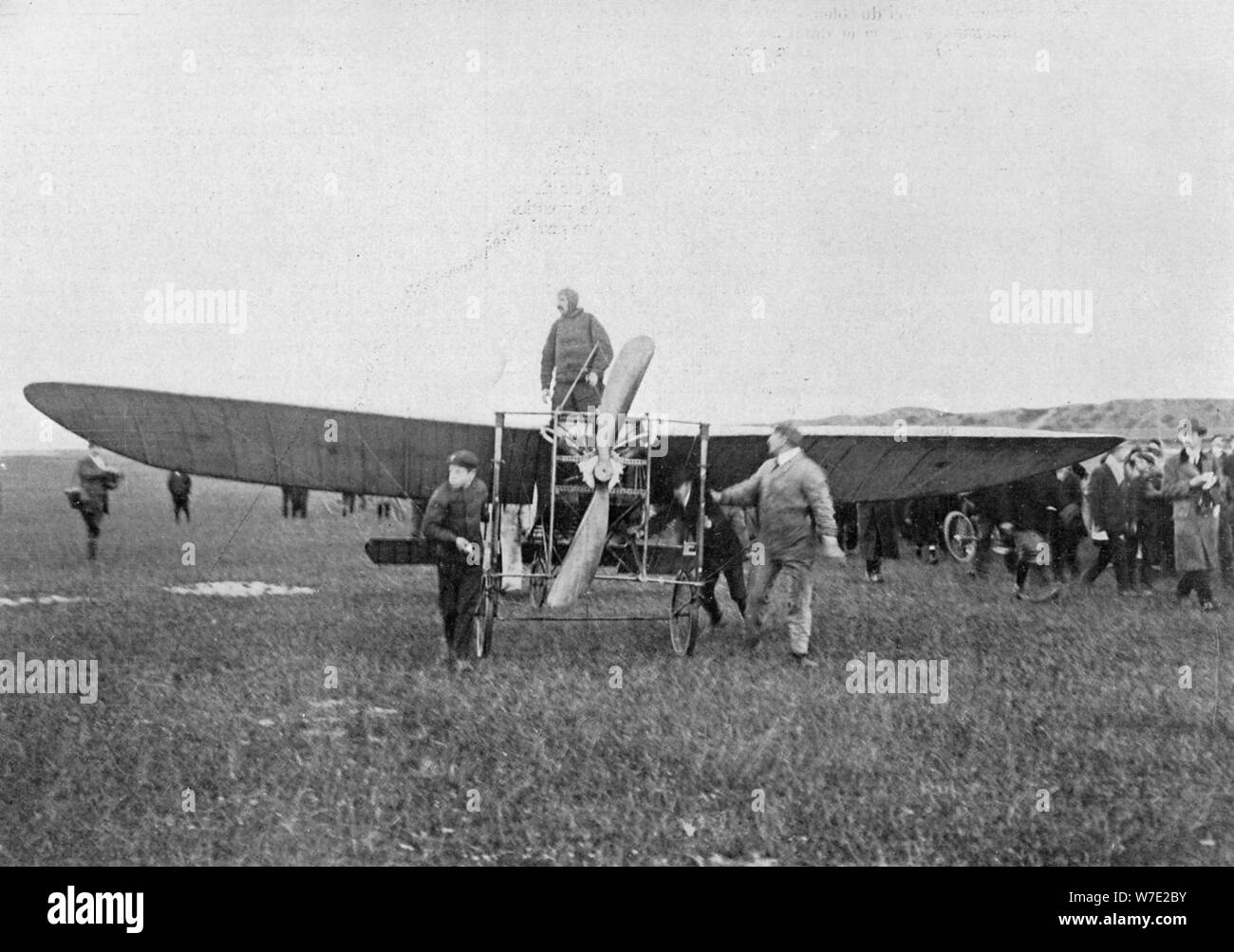 Louis Blériot sur le point de faire le premier vol réussi de l'autre côté de la Manche, 1909. Artiste : Inconnu Banque D'Images
