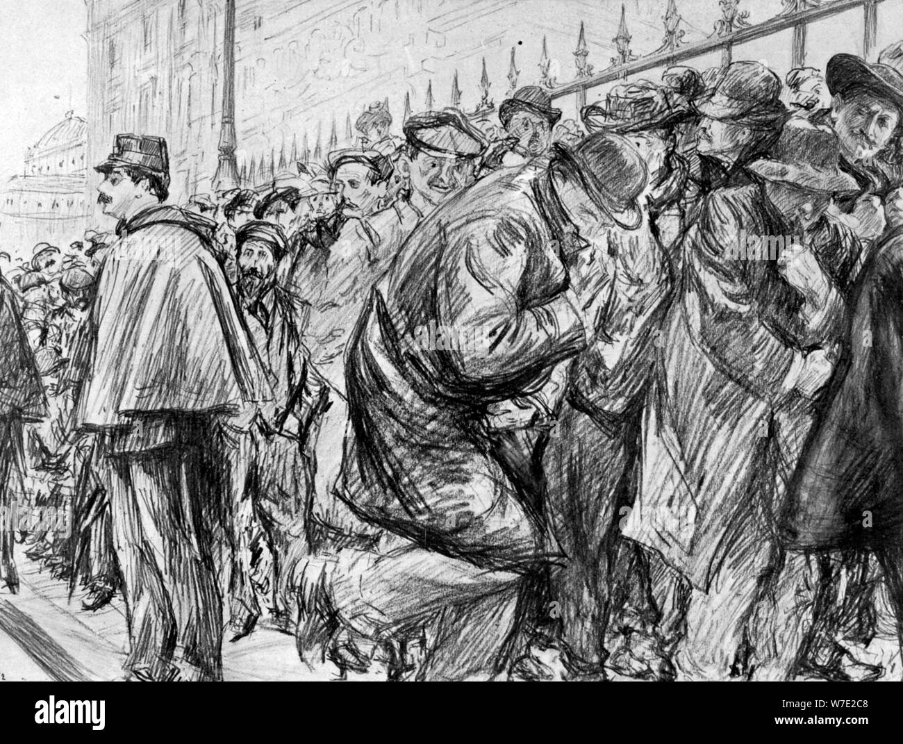 En dehors de la file d'attente du Palais de Justice pendant le procès de Marguerite Steinheil, Paris, France, 1909. Artiste : Charles Paul Renouard Banque D'Images