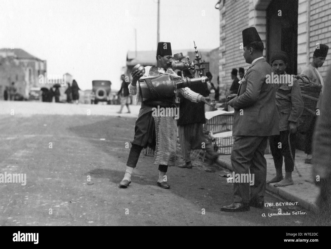 Un vendeur de limonade, Beiruit, Liban, c1920s-c1930s( ?). Artiste : Inconnu Banque D'Images