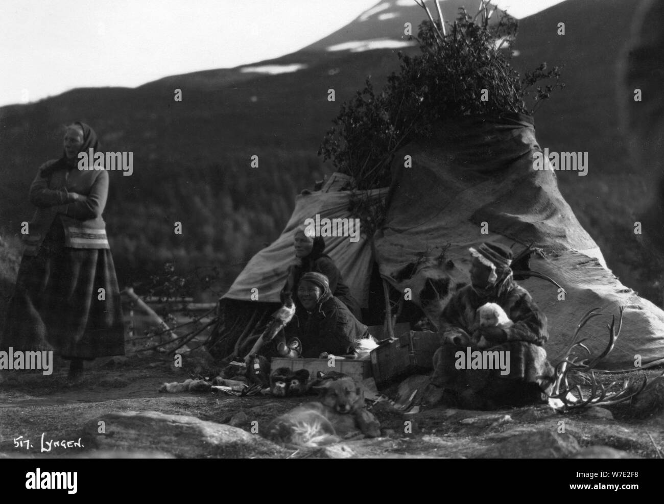 Les femmes locales, Lyngen, dans le nord de la Norvège, c1920s-c1930s( ?). Artiste : Inconnu Banque D'Images Les femmes locales, Lyngen, dans le nord de la Norvège, c1920s-c1930s( ?). Artiste : Inconnu Banque D'Images