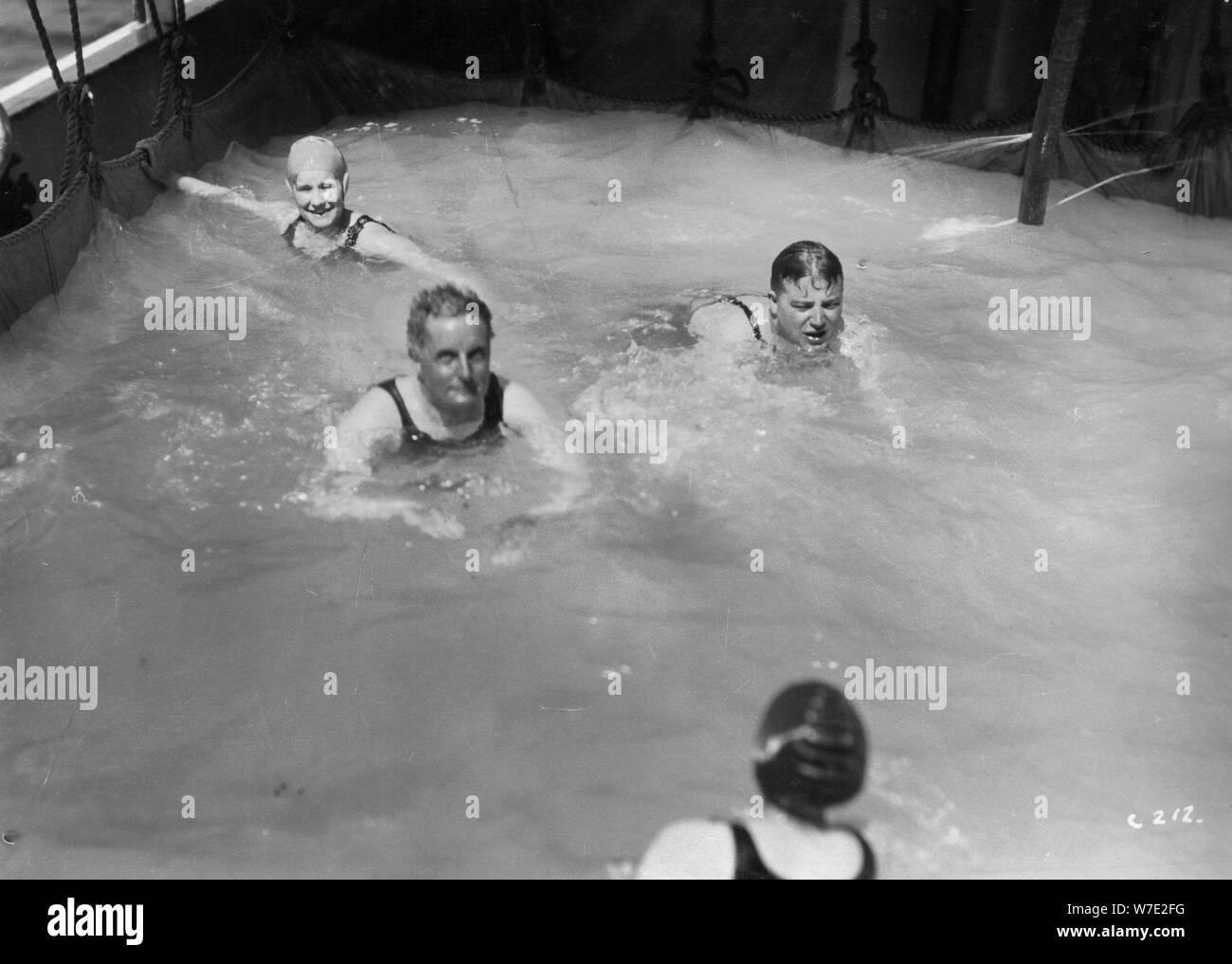 Les passagers dans la piscine sur le bord d'un navire de croisière, c1920s-c1930s( ?). Artiste : Inconnu Banque D'Images