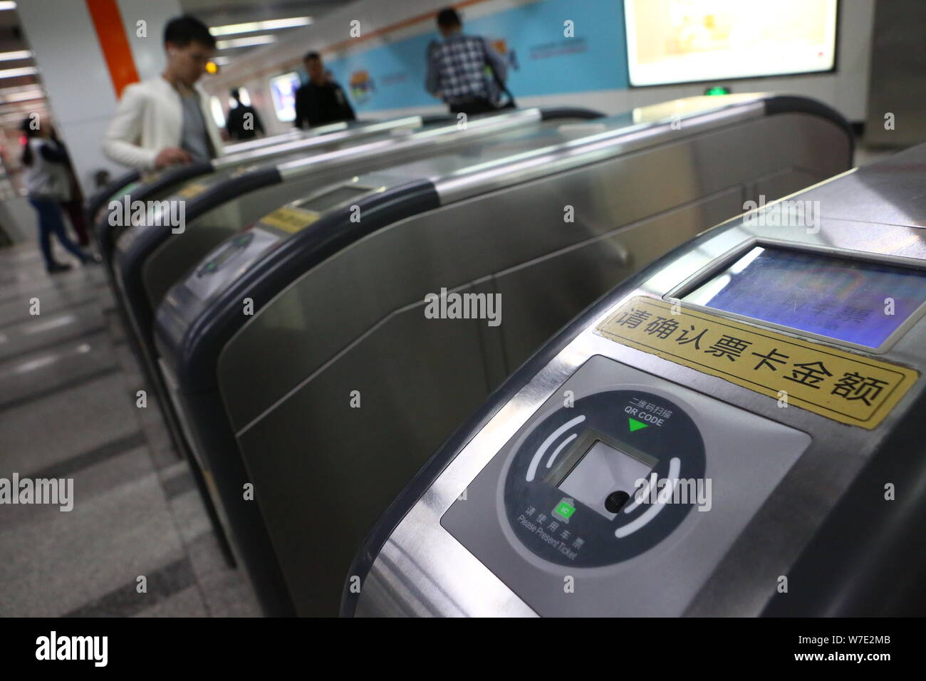 Les tourniquets qui ont été équipés d'accepter l'analyse de code QR pour mobiles pour le paiement sont à une station de métro de la ligne 7 du métro de Shanghai, Banque D'Images