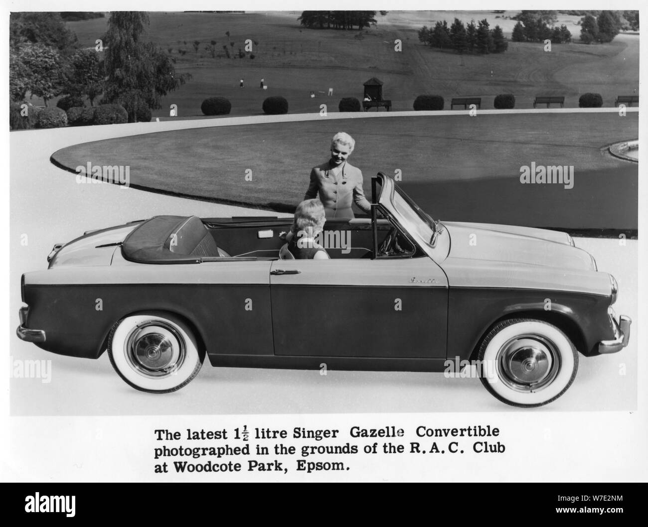 Singer Gazelle convertible, Woodcote Park, Epsom, Surrey, c1956-c1963. Artiste : Inconnu Banque D'Images