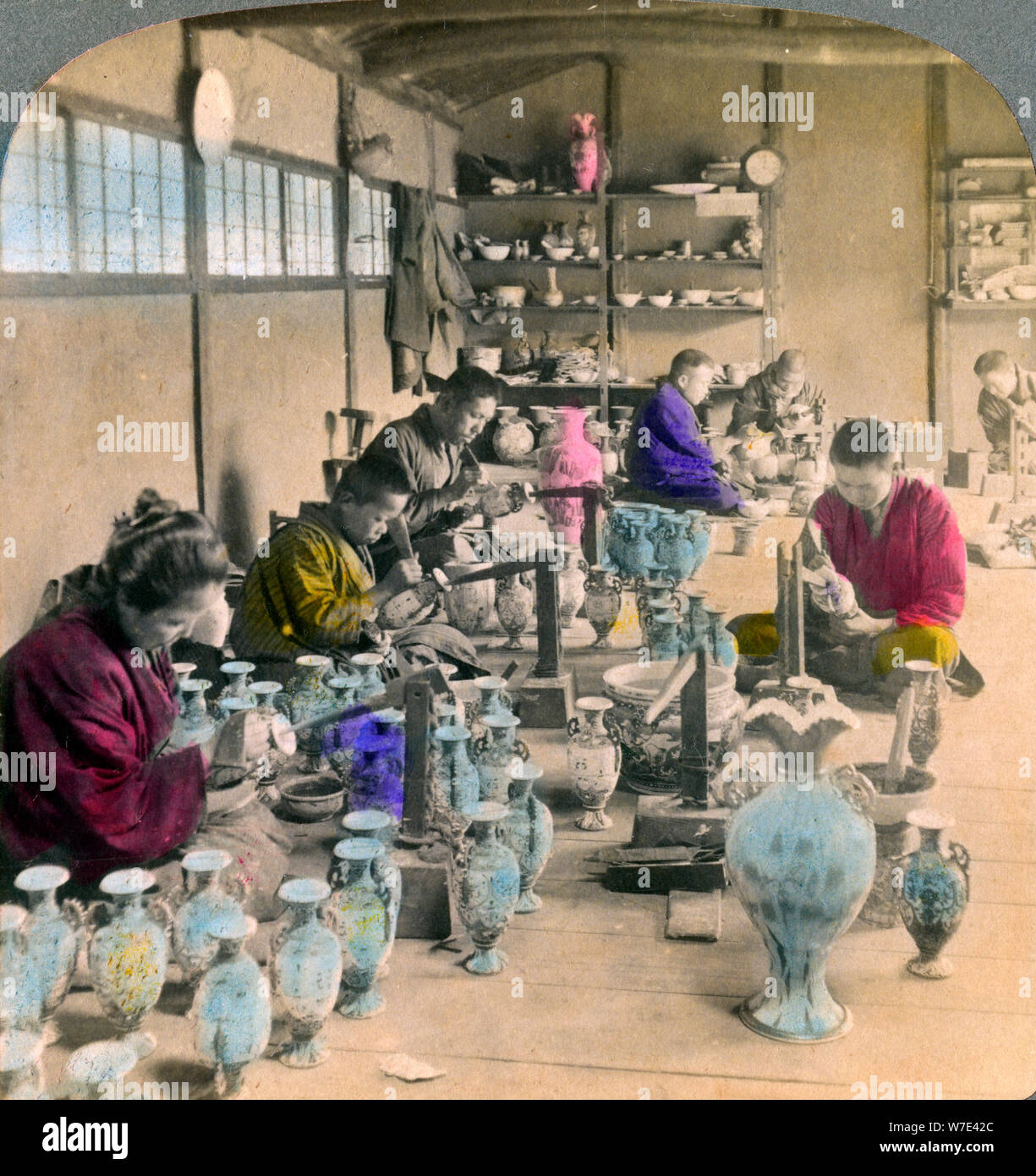La décoration porcelaine Awata ware dans le célèbre Kinkosan fonctionne, Kyoto, Japon, 1904. Artiste : Underwood & Underwood Banque D'Images