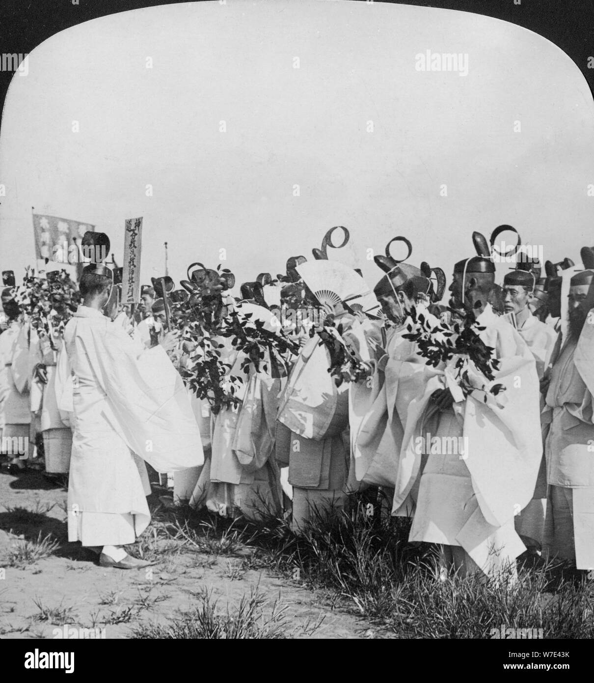 Les prêtres Shinto dans un cortège funèbre pour les 'victimes' Hitachi Maru, Tokyo, Japon, 1905. Artiste : HC White Banque D'Images