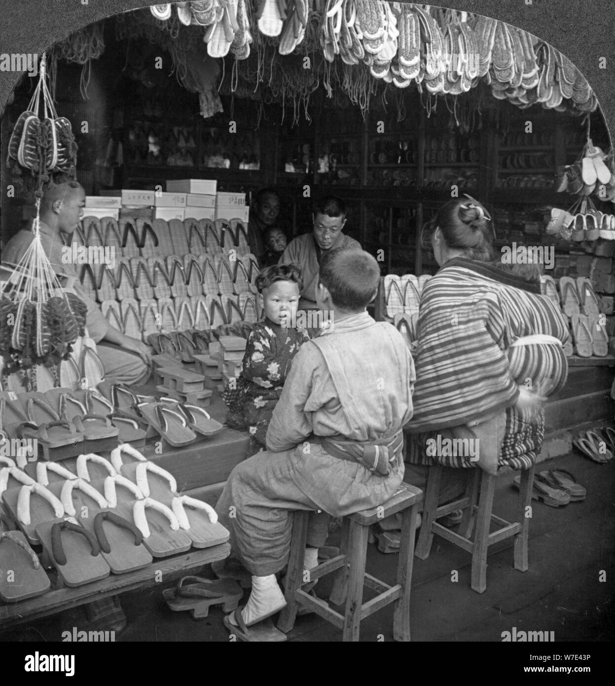 Magasin de chaussures japonaises, au début du xxe siècle. Artiste : Keystone View Company Banque D'Images