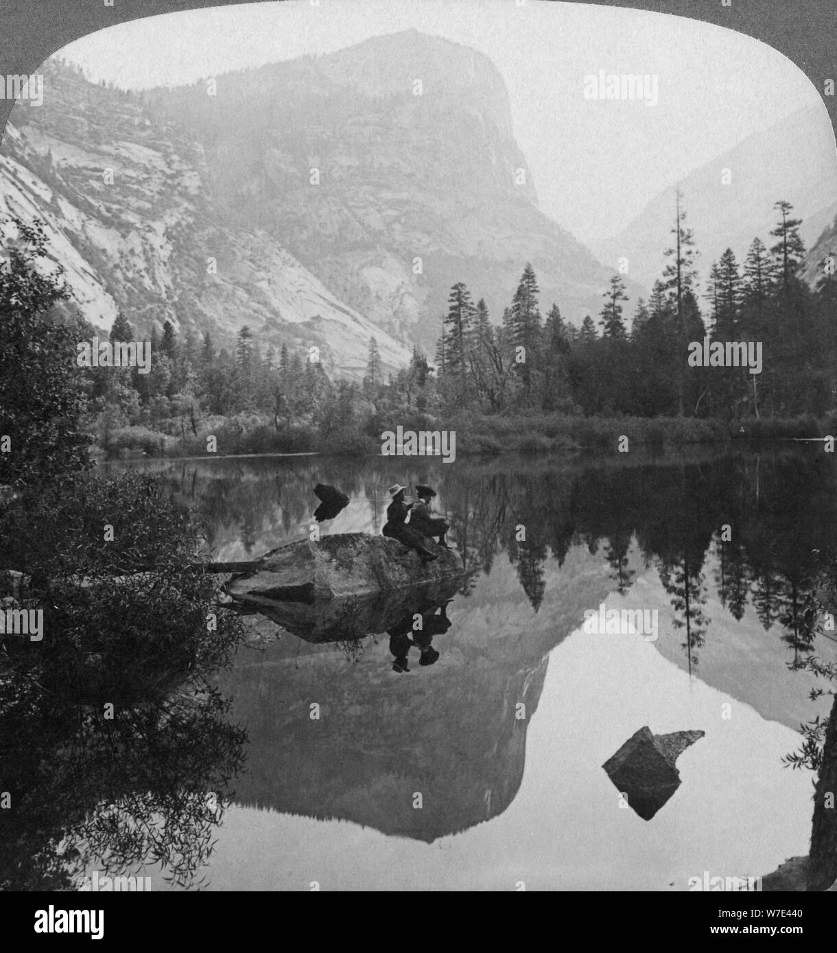Vue sur le lac Mirror, en regardant vers le Mont Watkins, Yosemite, California, USA, 1902. Artiste : Underwood & Underwood Banque D'Images