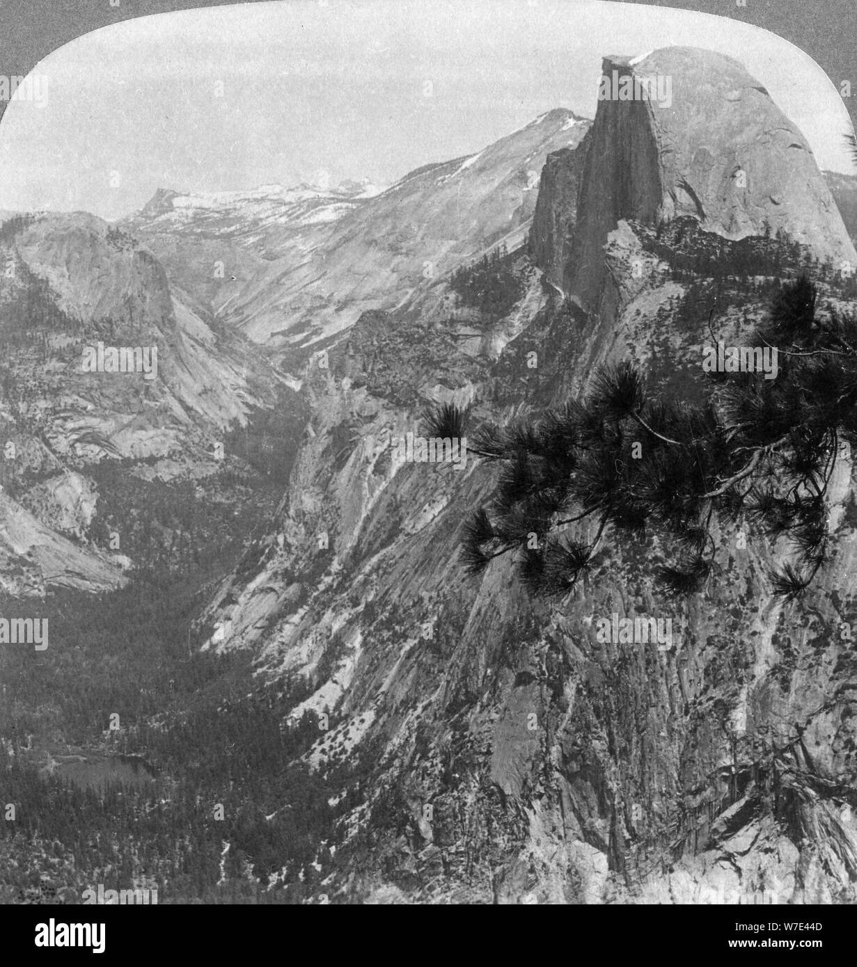 Mirror Lake, demi-dôme et nuages reste, Yosemite Valley, Californie, USA, 1902. Artiste : Underwood & Underwood Banque D'Images