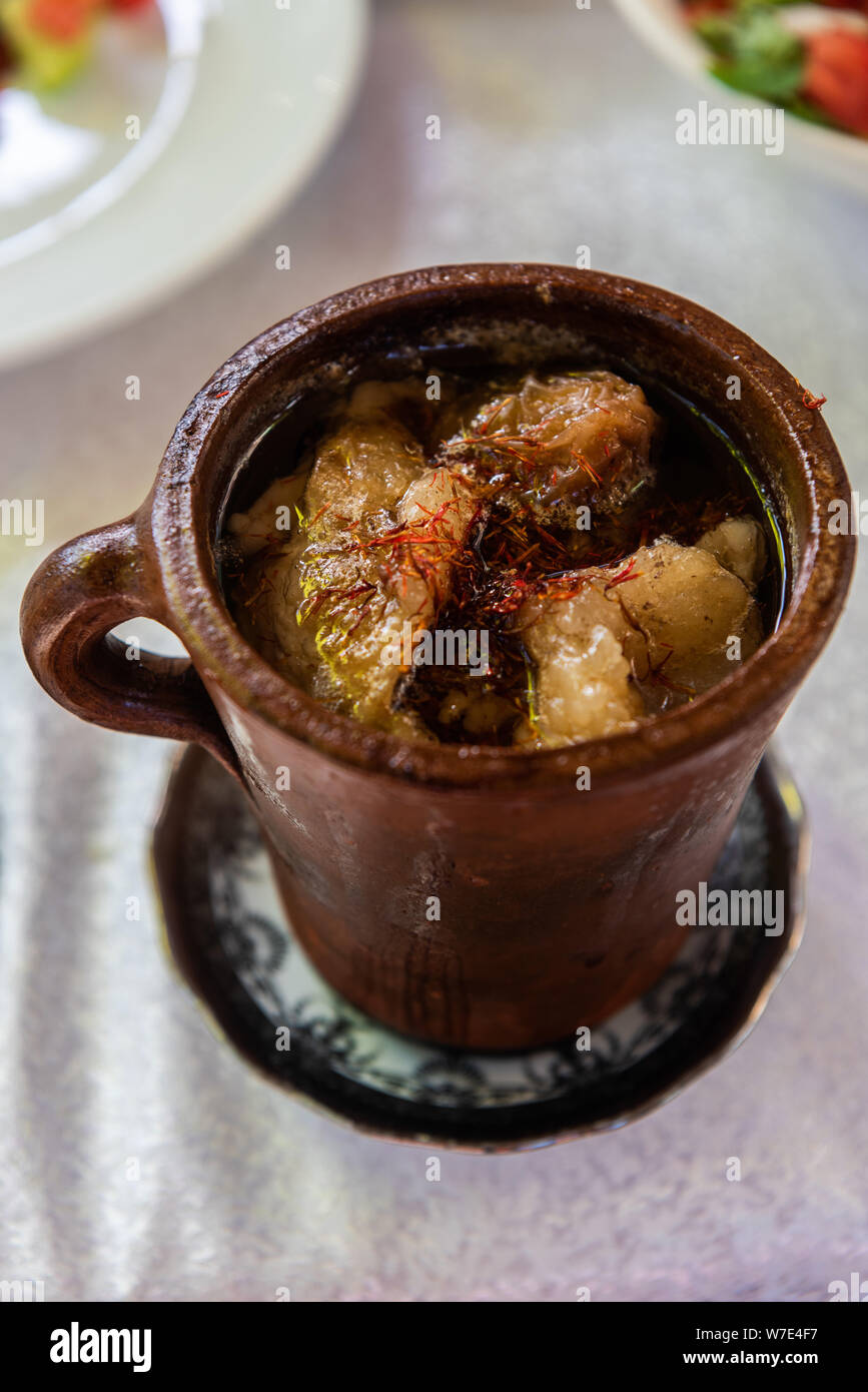 Piti Pot conique de Sheki, soupe à l'Azerbaïdjan. Banque D'Images