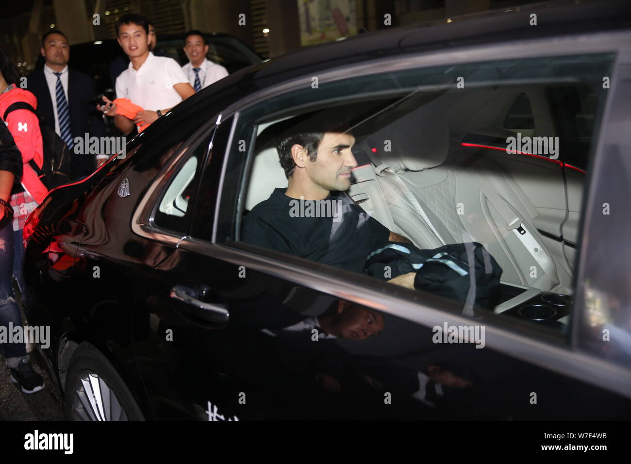 Le joueur de tennis suisse Roger Federer est illustrée comme il arrive à l'Aéroport International de Shanghai Pudong Shanghai pour la prochaine Rolex Masters hafid Banque D'Images
