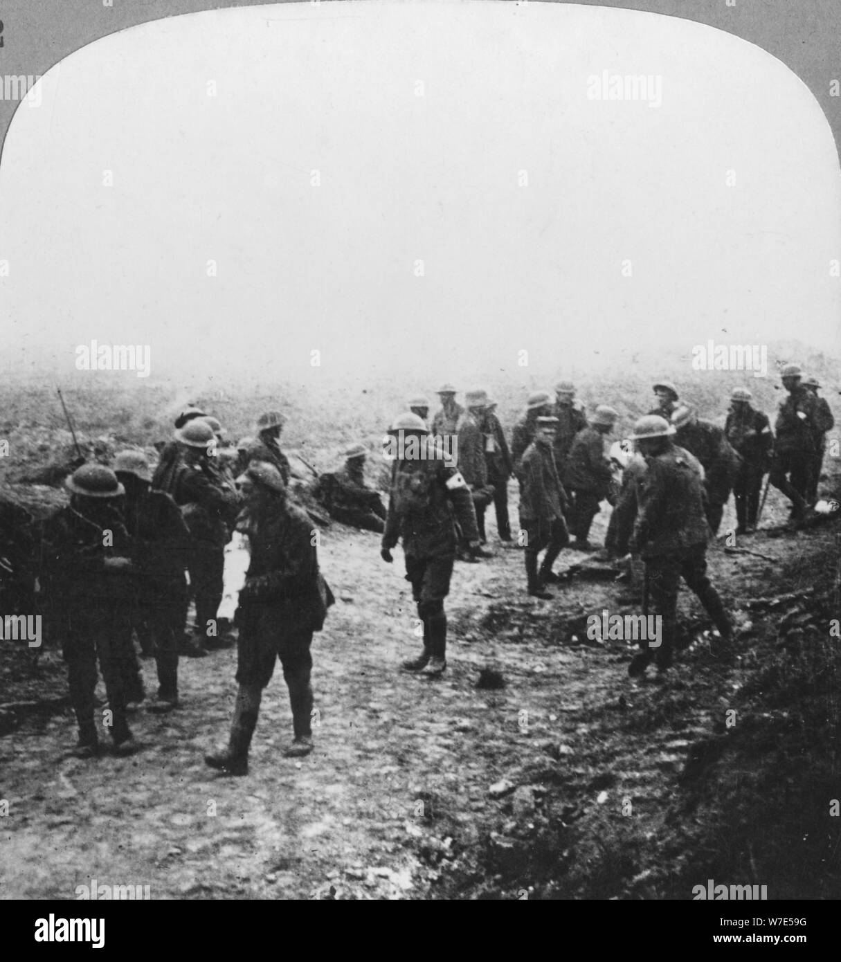Occupait des blessés sur la route de Menin, Ypres, Flandre, Belgique, la Première Guerre mondiale, c1914-c1918. Artiste : Éditeurs Voyages réaliste Banque D'Images