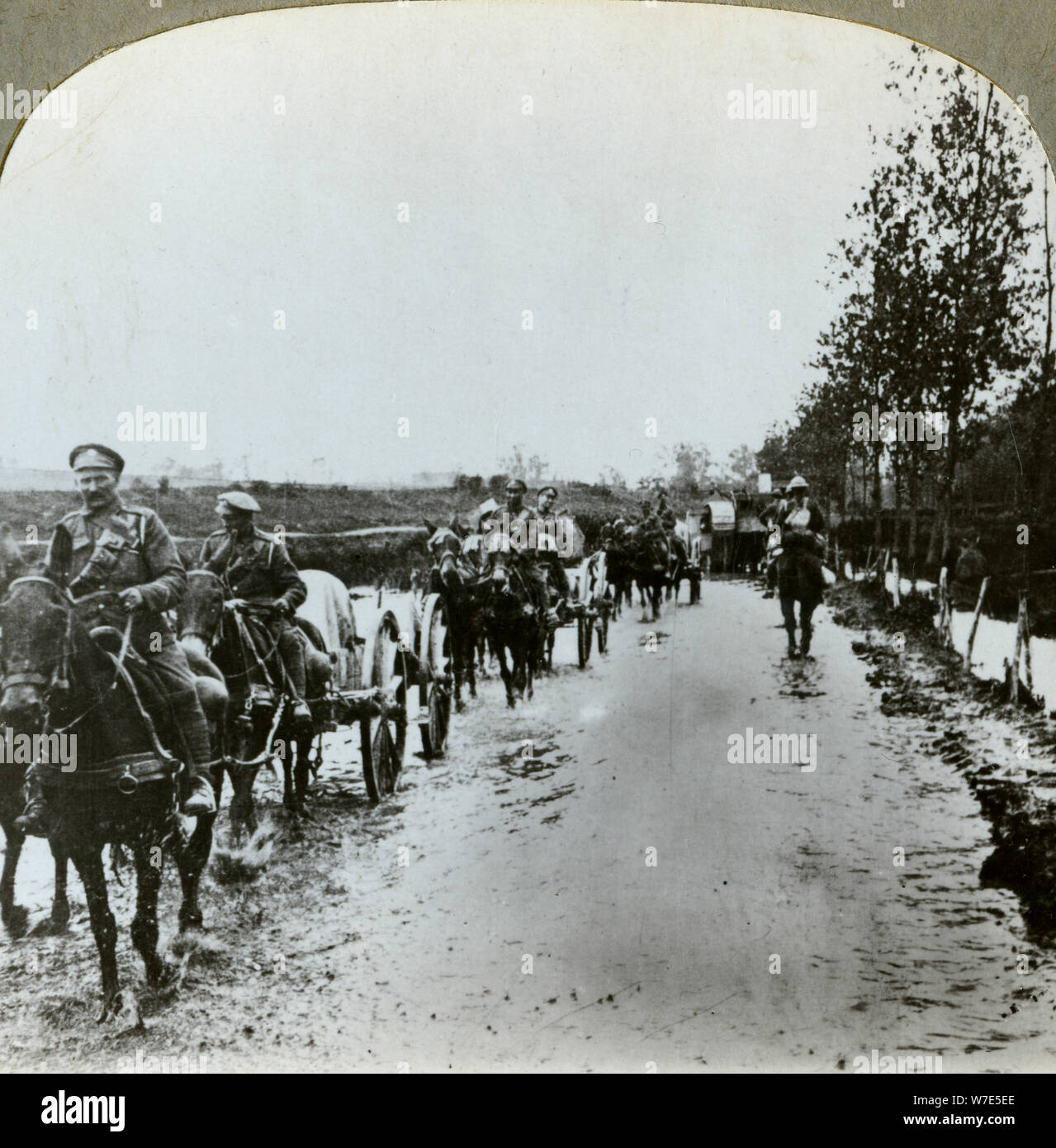 L'artillerie à faire leur chemin à travers la boue pour Gommecourt, France, la Première Guerre mondiale, c1914-c1918. Artiste : Éditeurs Voyages réaliste Banque D'Images