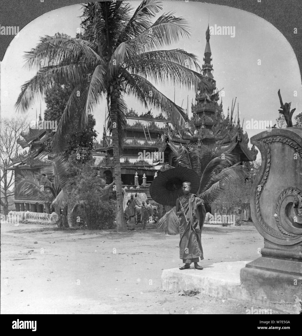 Monastère bouddhiste utilisé comme une maison et l'école des prêtres, Mandalay, en Birmanie, en 1908. Artiste : Stéréo de Voyage Banque D'Images