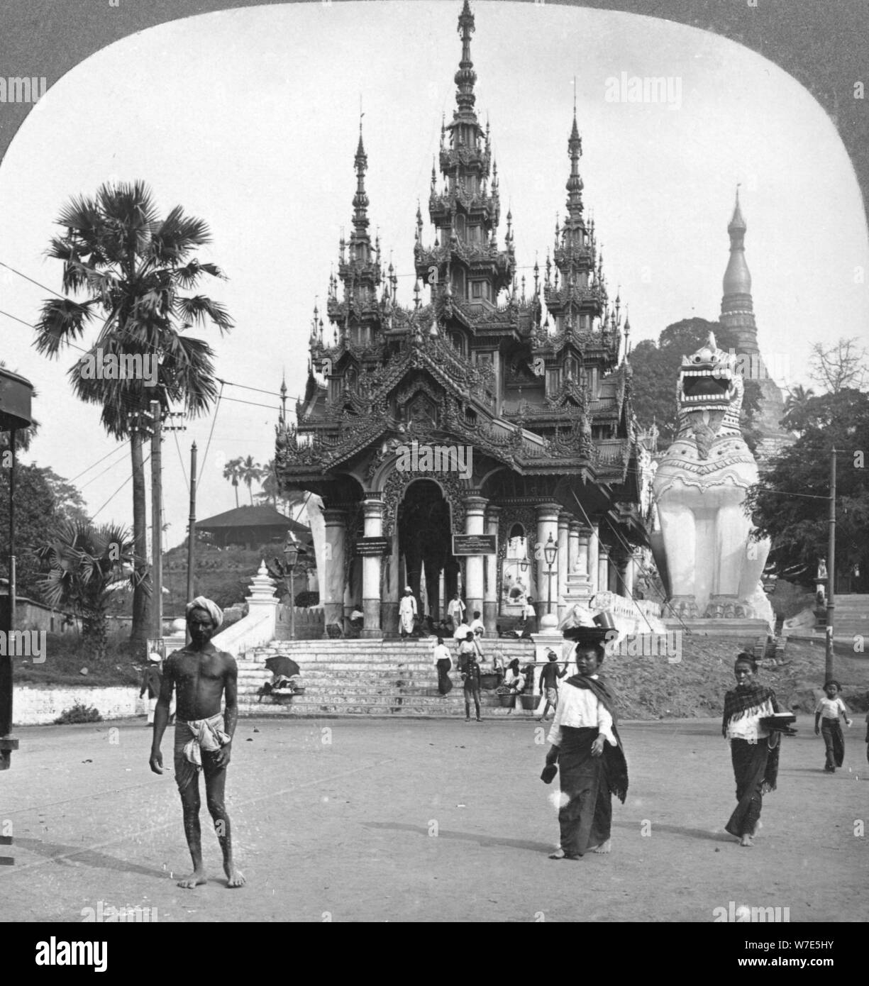 Entrée principale, la pagode Shwedagon, Rangoon, Birmanie, 1908. Artiste : Stéréo de Voyage Banque D'Images