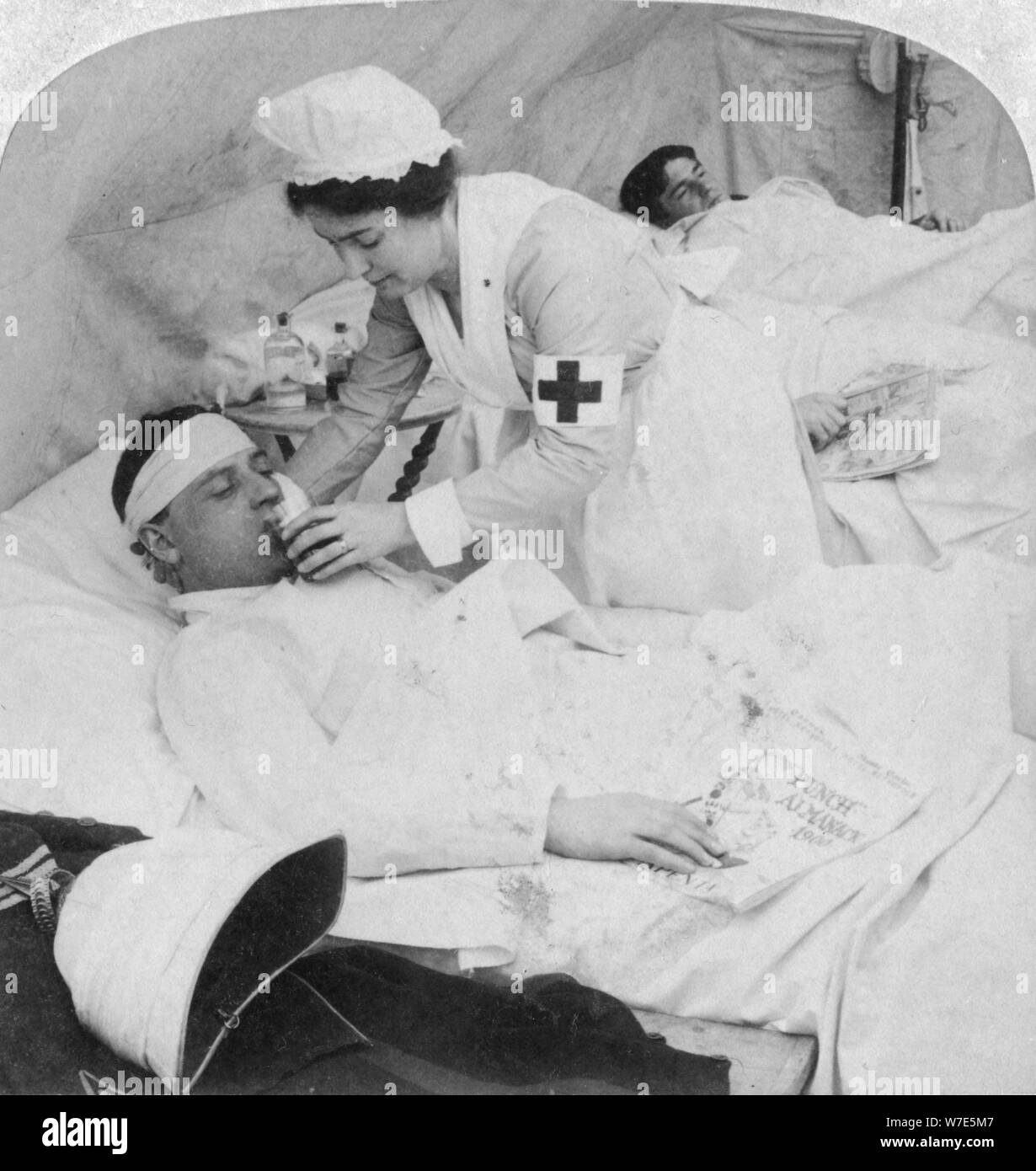 Dans un hôpital de campagne britannique sur la rivière Tugela, Afrique du Sud, 2e Guerre des Boers, 1900. Artiste : Underwood & Underwood Banque D'Images