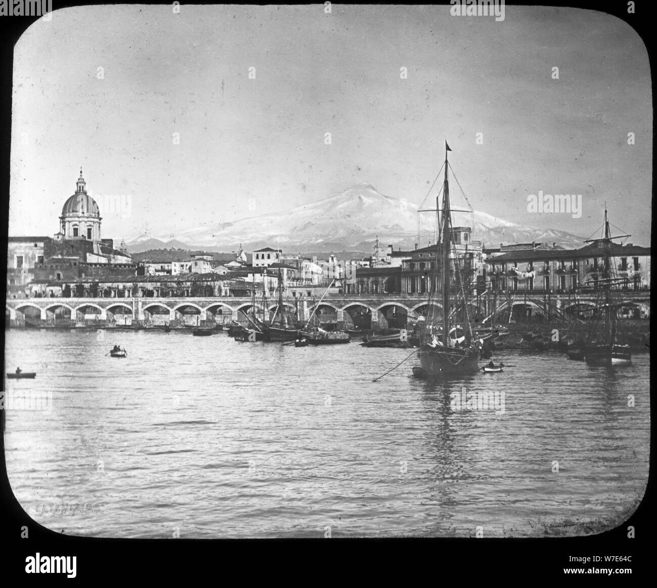 Catane et l'Etna, en Sicile, Italie, fin du xixe ou début du xxe siècle. Artiste : Inconnu Banque D'Images