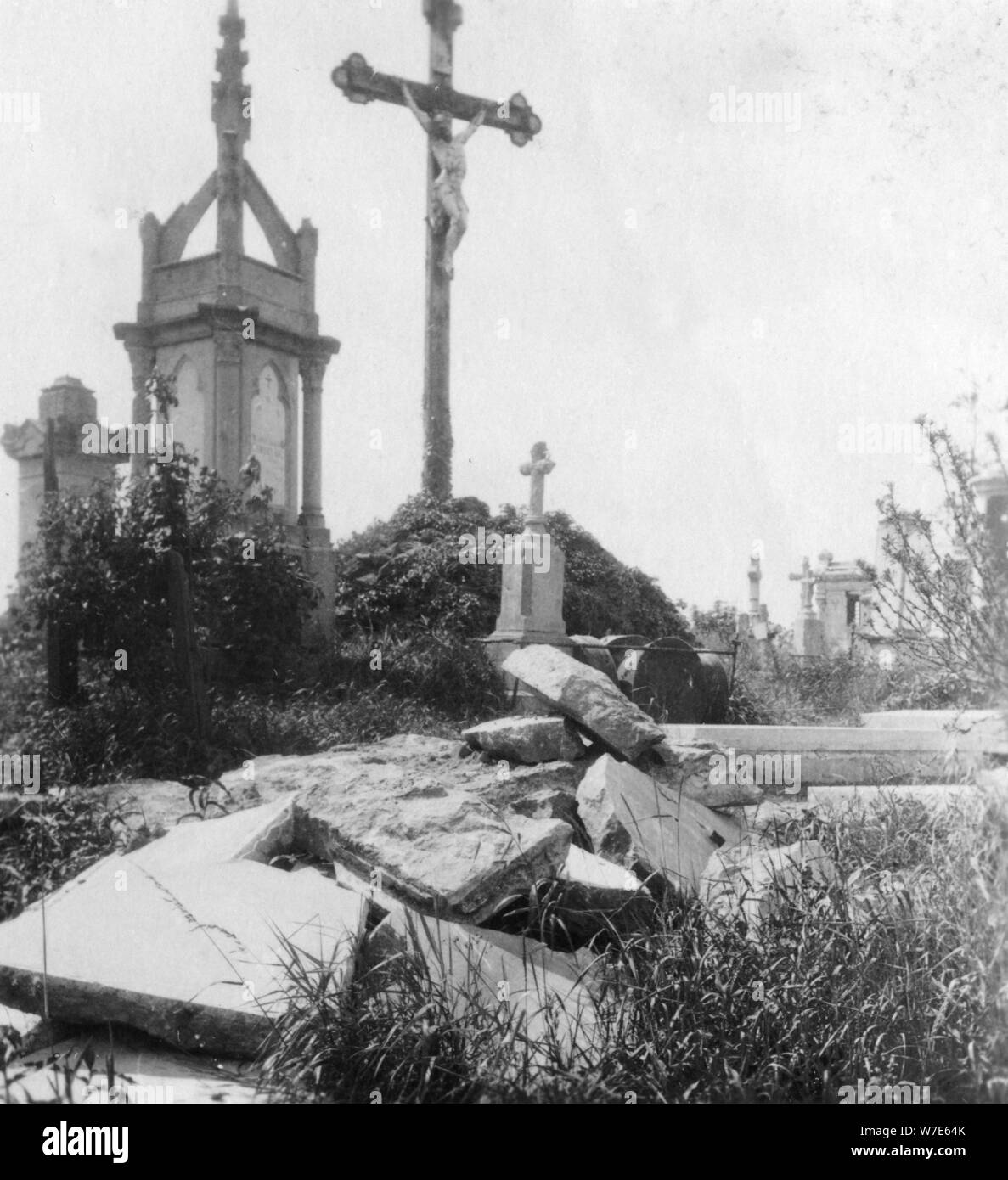 Tombes endommagées, ancien cimetière communal, Ypres, Belgique, la Première Guerre mondiale, c1914-c1918. Artiste : Nightingale & Co Banque D'Images