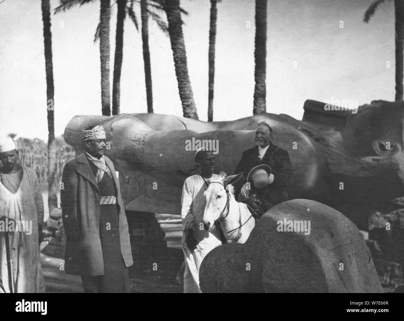 Fallen statue monumentale de Ramsès II, l'Égypte, Memphis, c1890. Artiste : Newton & Co Banque D'Images
