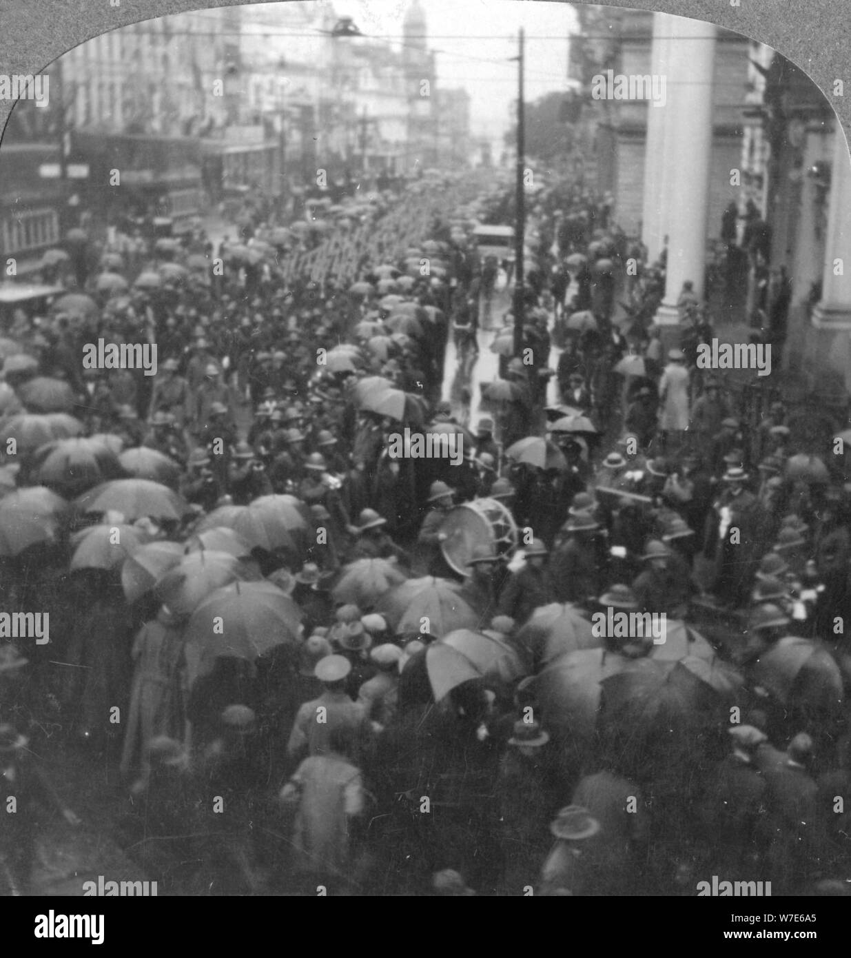 Les troupes britanniques défilant sur l'Adderley Street, Cape Town, Afrique du Sud, la Première Guerre mondiale, c1914-c1918. Artiste : Éditeurs Voyages réaliste Banque D'Images