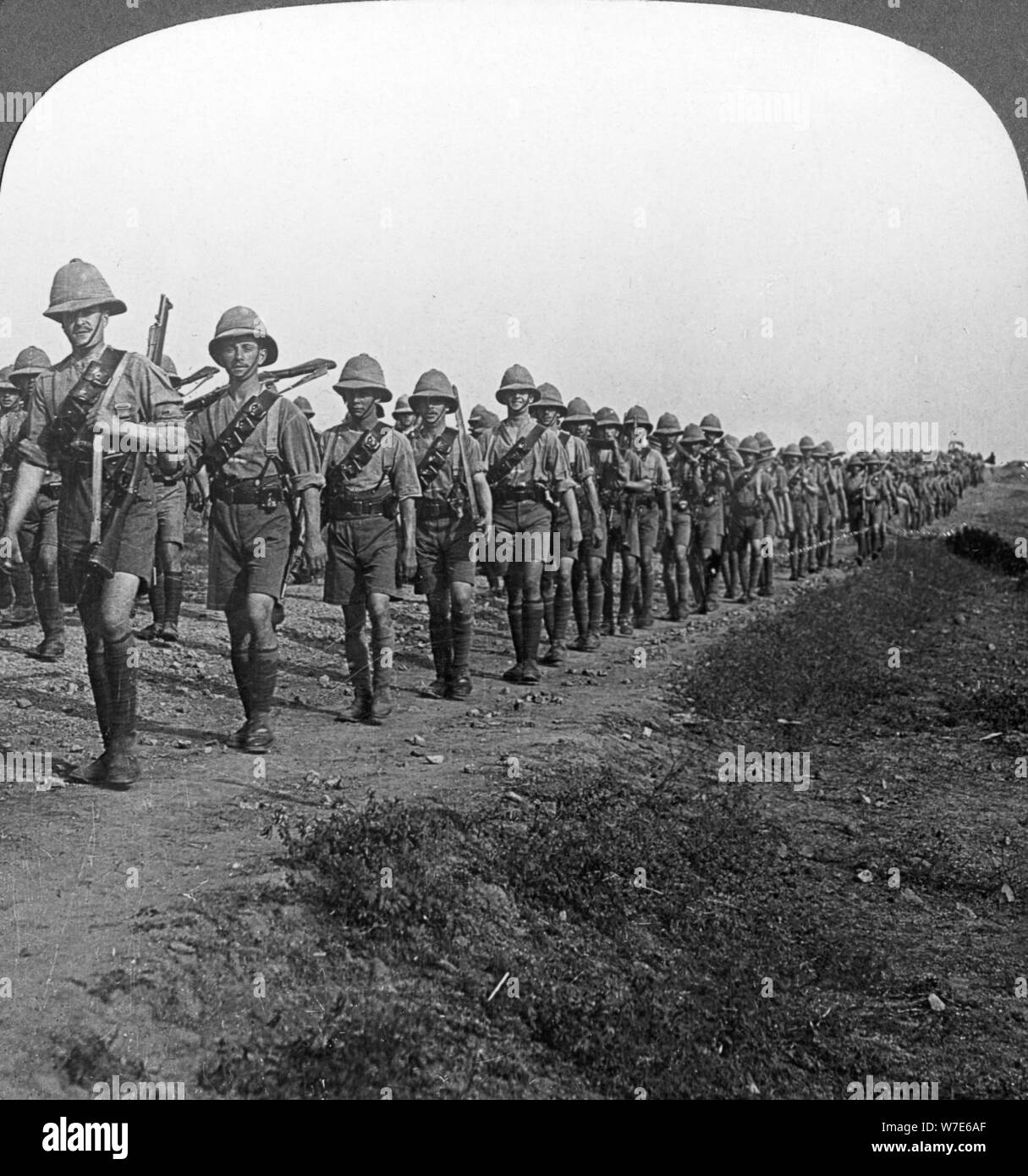 "Sur la longue marche à travers la chaleur torride à Bagdad", la Première Guerre mondiale, c1914-c1917. Artiste : Éditeurs Voyages réaliste Banque D'Images