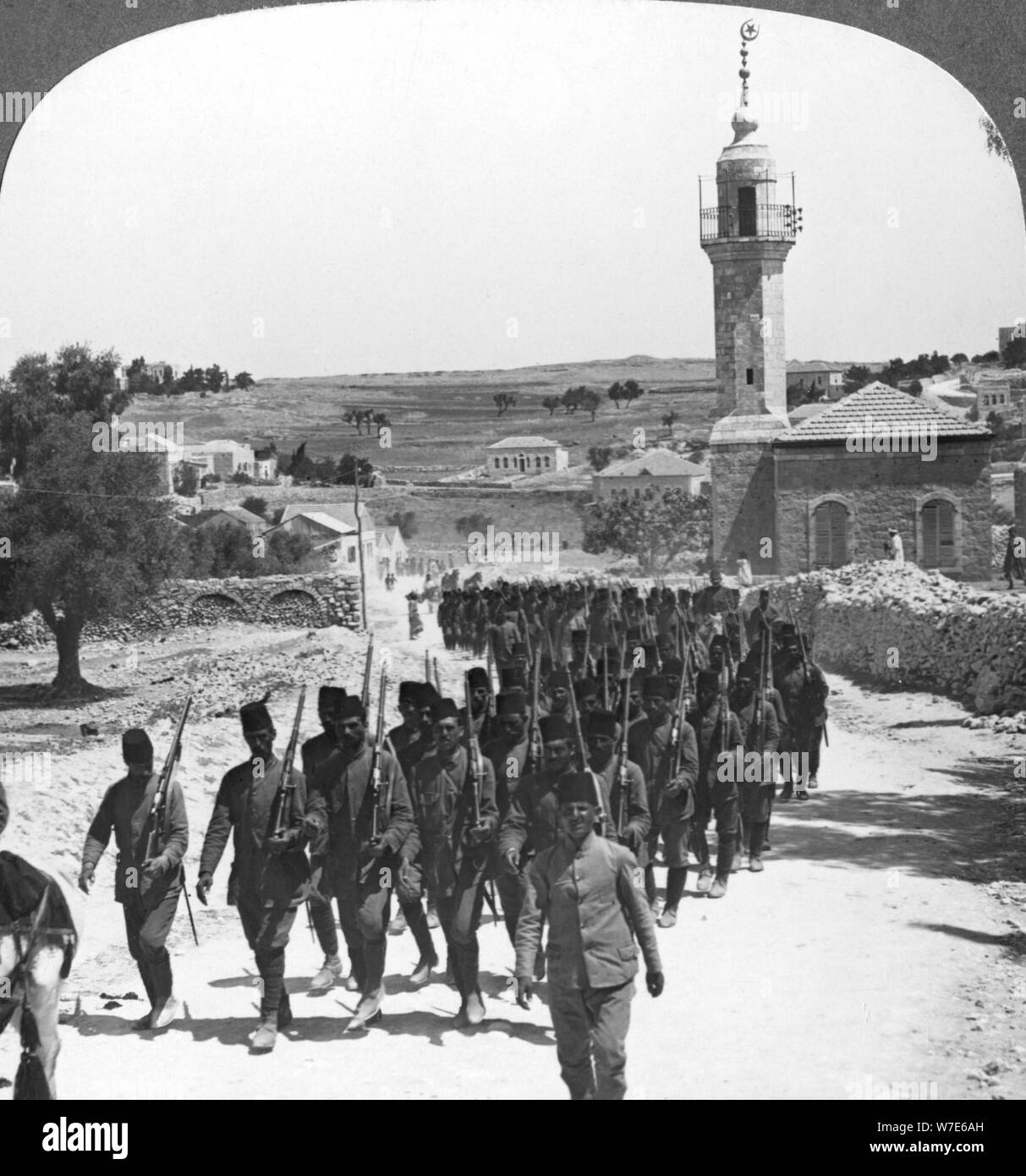 Des soldats turcs défaits, la Palestine, la Première Guerre mondiale, c1917-c1918. Artiste : Éditeurs Voyages réaliste Banque D'Images