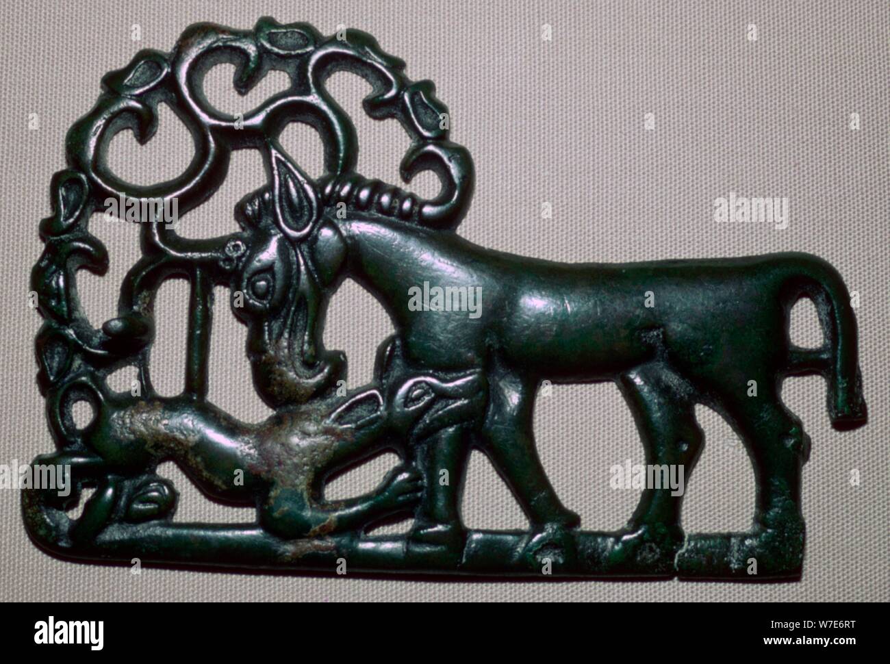 Chinese troisième siècle avant J.-C. plaque de bronze, représentant un animal à attaquer un cheval. Artiste : Inconnu Banque D'Images