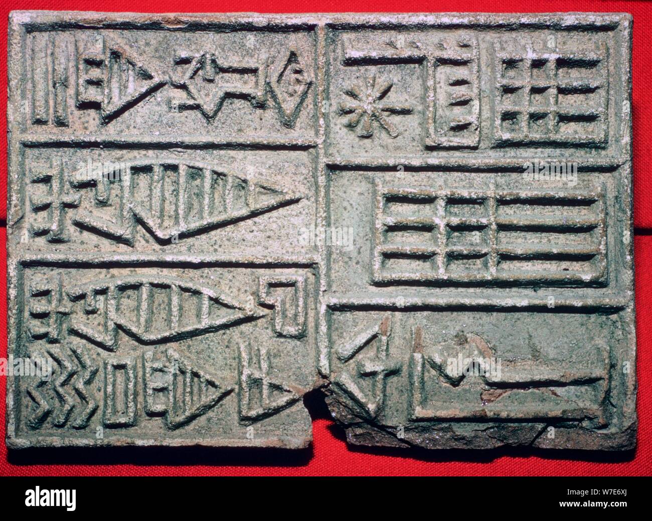 L'akkadien inscription sur un timbre en brique de terre cuite. Artiste : Inconnu Banque D'Images