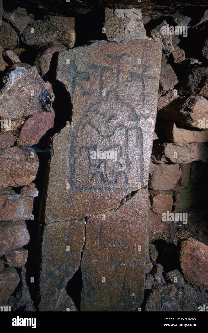 Gravé l'appui d'un tumulus préhistorique, Artiste : Inconnu Banque D'Images