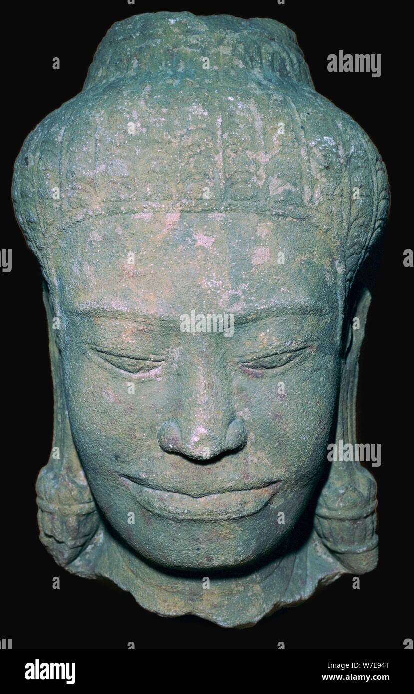 Tête sculptée en pierre de style Angkok, 10ème siècle. Artiste ...