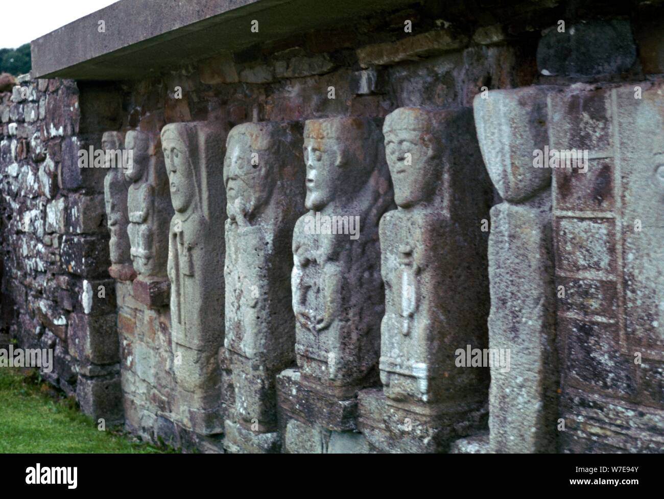 Les chiffres des premiers chrétiens montrant l'influence des sculptures celtiques païennes, 6e siècle. Artiste : Inconnu Banque D'Images