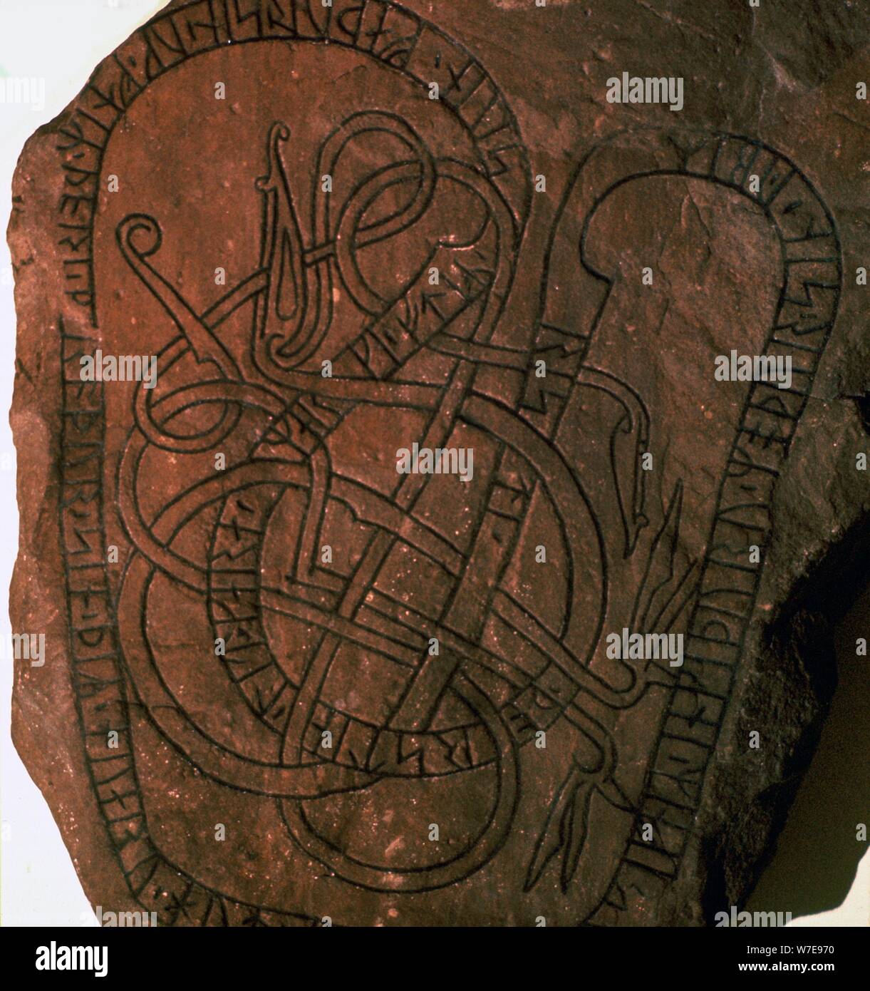 Runes Viking sur une pierre tombale. Artiste : Inconnu Banque D'Images