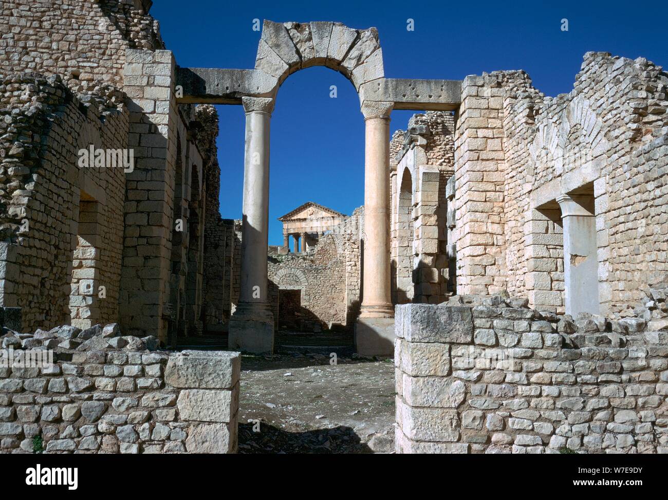 Romain lointain de Dougga capitol vu à travers une arche, 2e siècle. Artiste : Inconnu Banque D'Images