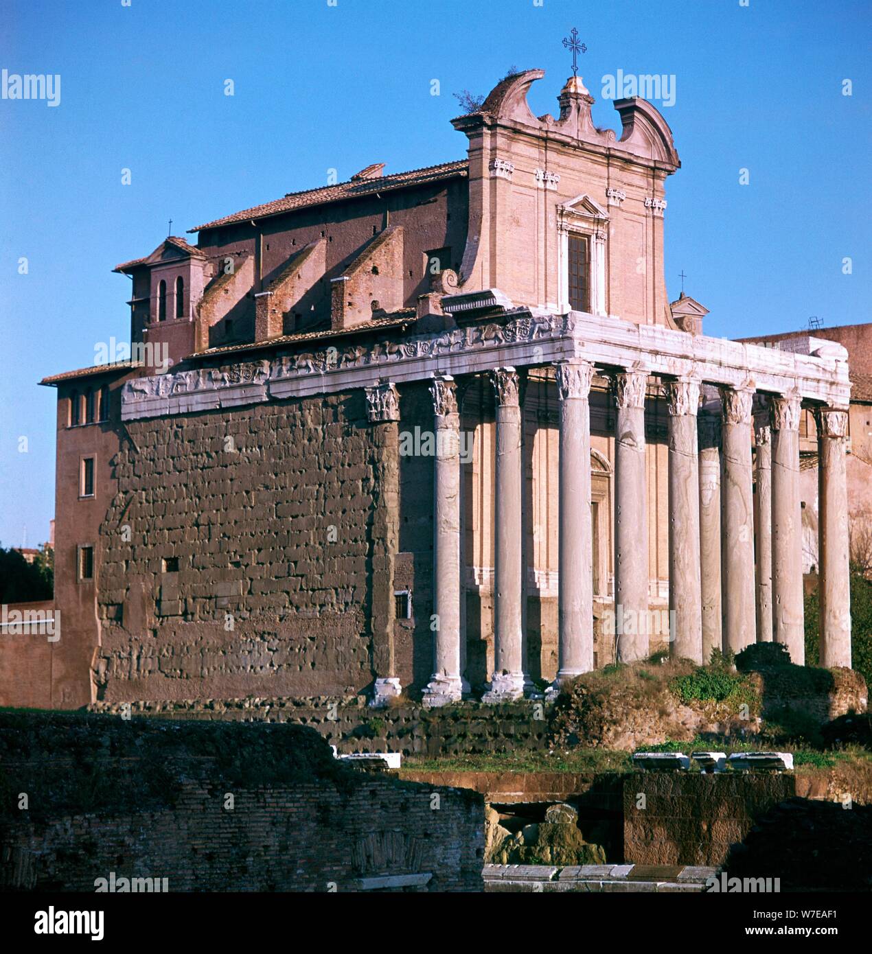 Temple d'Antonin et Faustine, 2e siècle. Artiste : Inconnu Banque D'Images