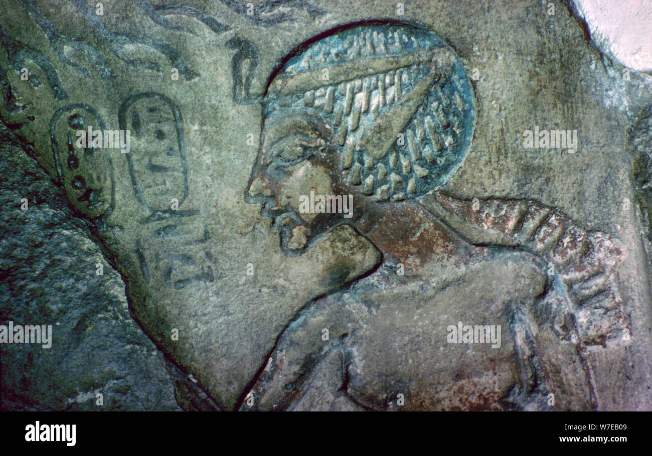 La stèle de calcaire avec un personnage assis d'Akhénaton, l'Égypte, 18e dynastie, c1340 BC. Artiste : Inconnu Banque D'Images
