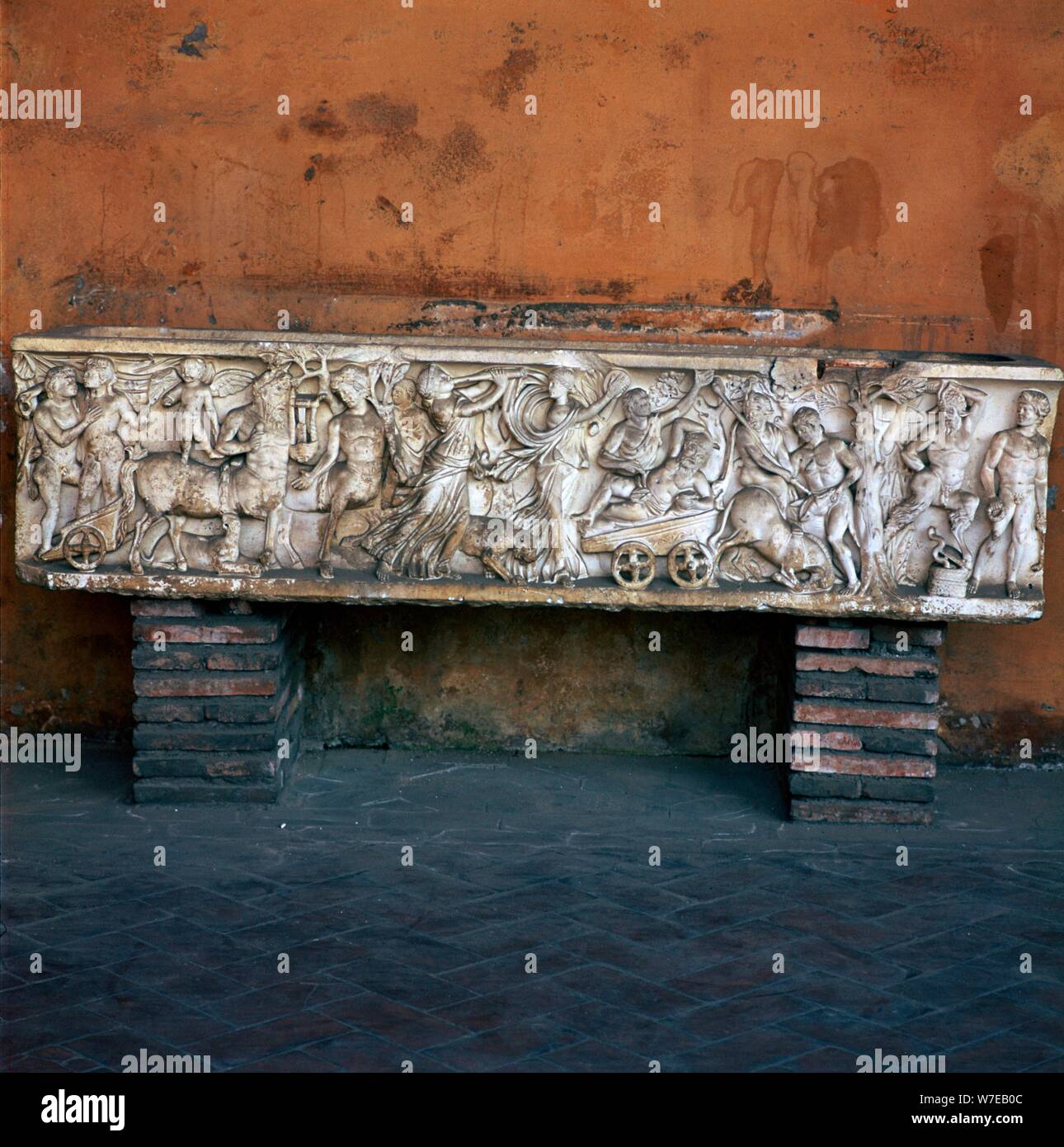 Sarcophage romain en marbre avec des scènes dionysiaque, 2e siècle. Artiste : Inconnu Banque D'Images