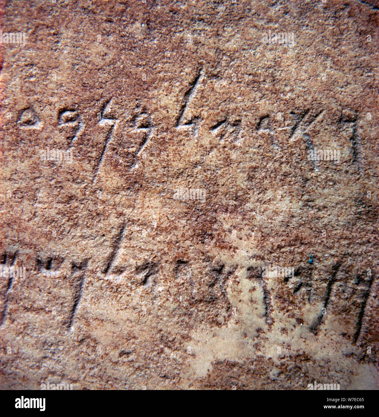 Inscription phénicienne, fragment d'un piédestal de marbre, 4ème siècle avant JC. Artiste : Inconnu Banque D'Images