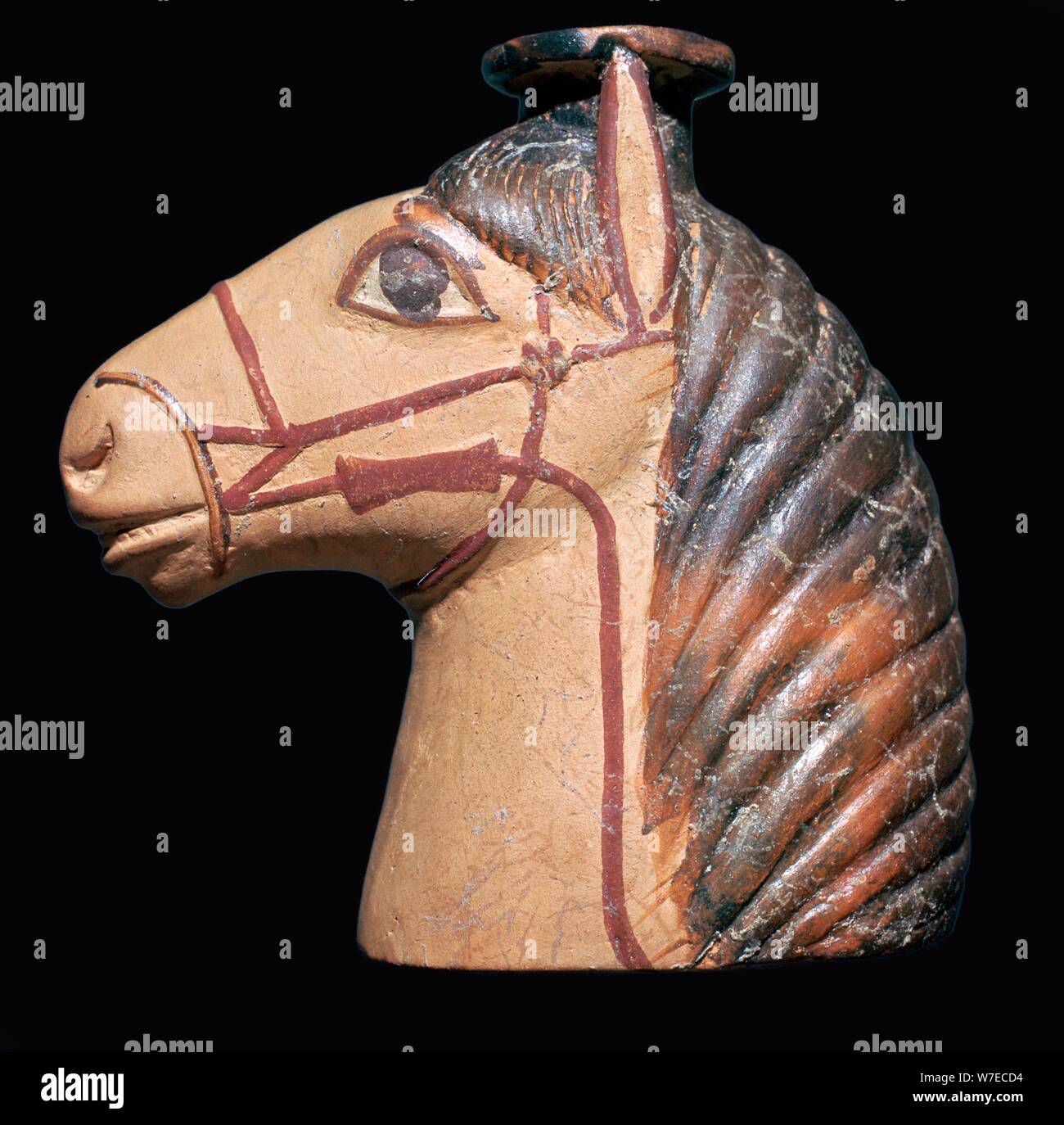 Bouteille de parfum en terre cuite en forme de tête de cheval. Artiste : Inconnu Banque D'Images